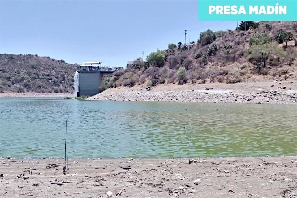 En el cruce con la entrada a Chiluca, un canal de aguas negras desemboca en el río. El líquido, ya contaminado, llega finalmente hasta la Presa Madín.