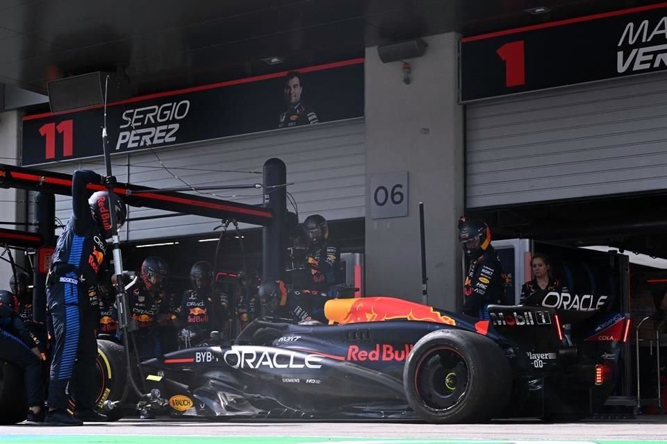 Una cadena de errores en la segunda parada de Max Verstappen en pits condujo a Red Bull a su fatal desenlace en Austria, situación que aprovechó bien Mercedes y McLaren.