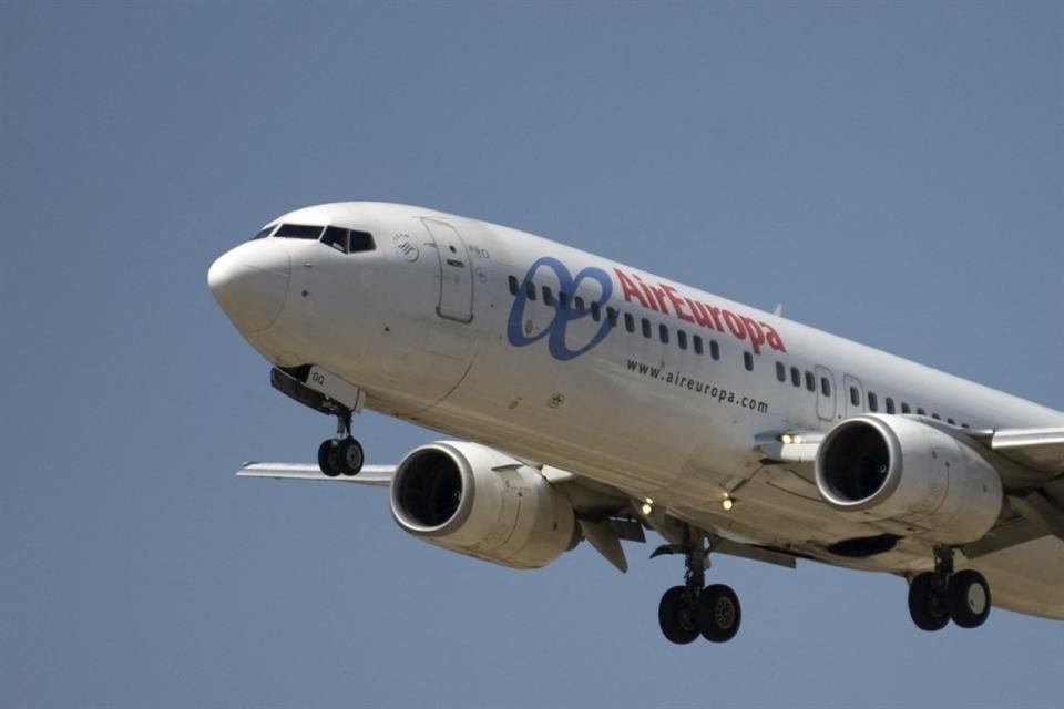 Un avión de Air Europa despega del Aeropuerto de Malaga el 22 de septiembre del 2011.