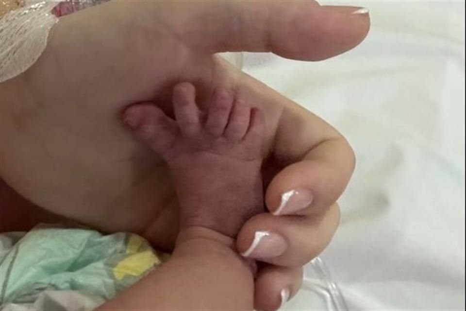 La modelo compartió una tierna foto para anunciar el nacimiento de Tessa.