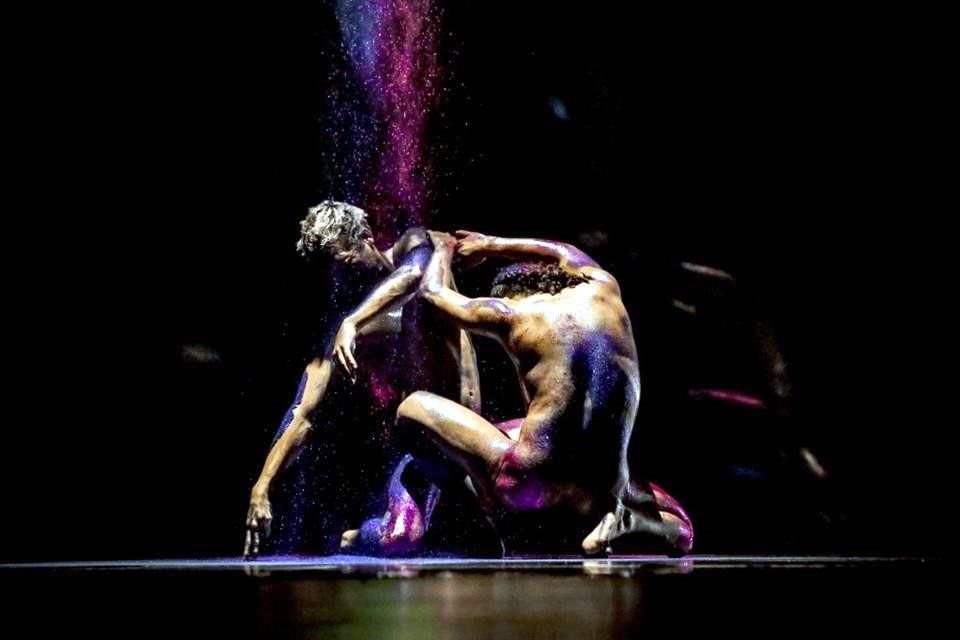 A partir de una memoria personal, Víctor Hugo Loaiza, del Estado de México, pone en escena 'Nova', una pieza coreográfica que cuestiona los márgenes de la heterosexualidad.