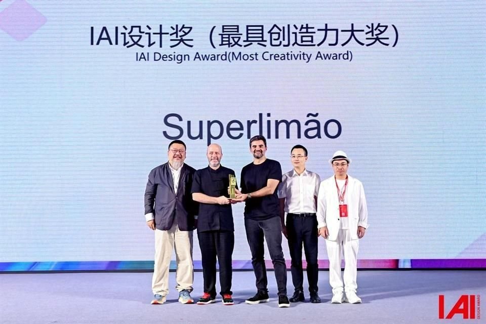 Lula Gouveia y Thiago Rodrigues (al centro) al momento de recibir la condecoración.