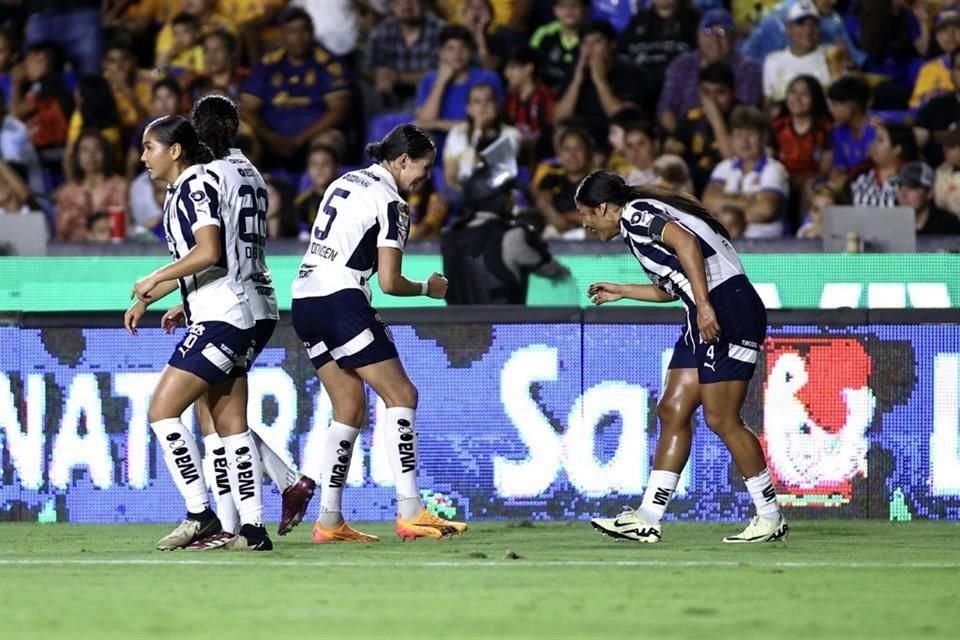 El festejo albiazul en el Uni.