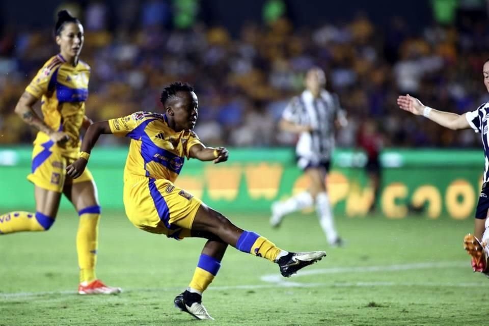 Kgatlana fue la encarada de anotar el 1-1 con éste disparo.