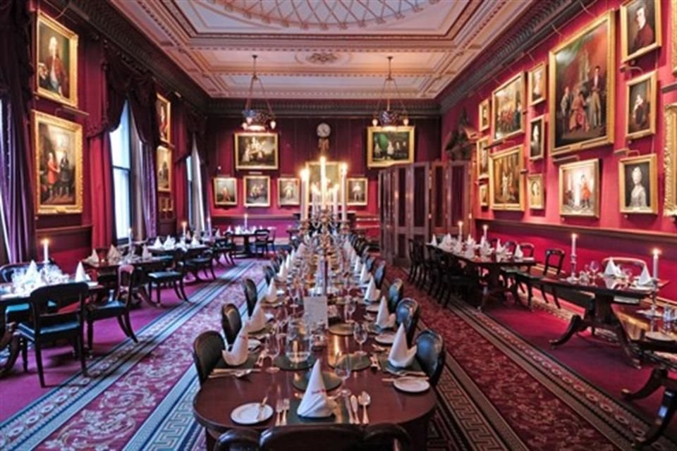 El club fue fundado en 1831 bajo la promesa de ser un espacio exclusivo para hombres; entre sus miembros destacados están el Rey Carlos III y actores como Brian Cox y Benedict Cumberbatch.