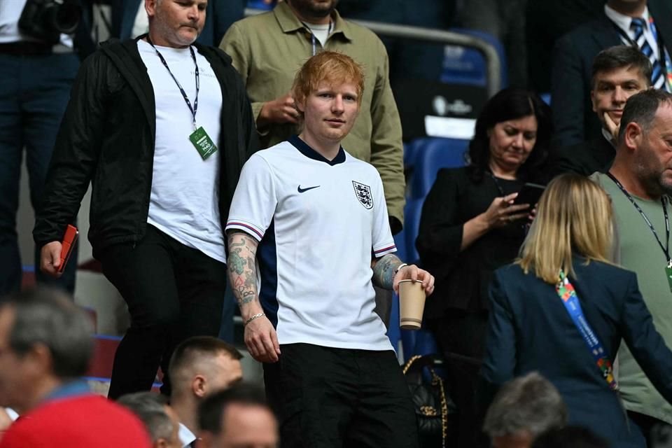 El cantautor ha estado al pendiente de la selección inglesa en la Eurocopa.