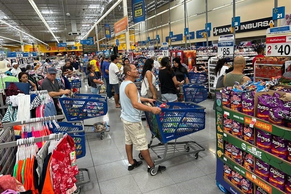 Compradores en un supermercado se alistan ante la inminente llegada de 'Beryl'.