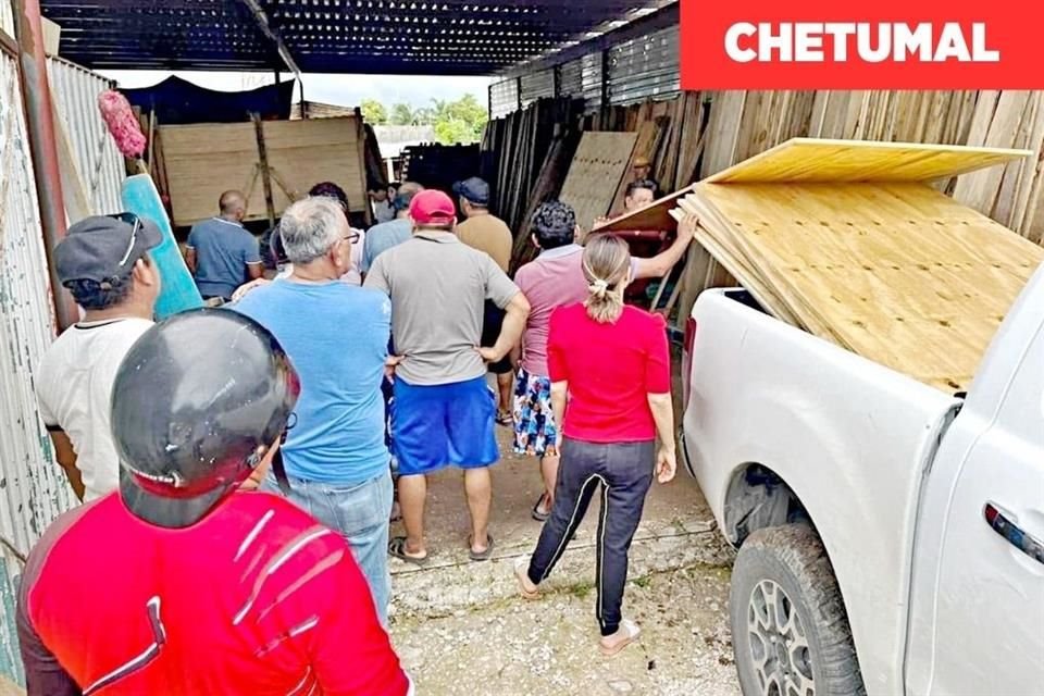 Ante la llegada de 'Beryl',  pobladores de Chetumal empezaron a asegurar sus casas.