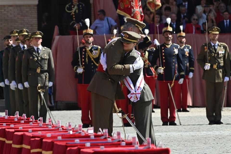 El Rey Felipe VI y la Princesa Leonor dejaron a un lado los protocolos para fundirse en un abrazo de padre e hija.