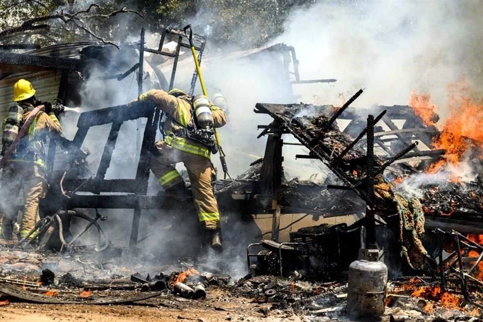 Miles de personas recibieron órdenes de evacuación en el norte de California debido a un voraz incendio que avanza sin control.