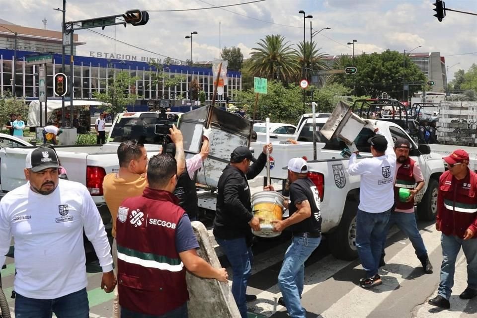 La Alcaldía Cuauhtémoc acusó que se trata de grupos de choque y advirtió que seguirán los operativos.