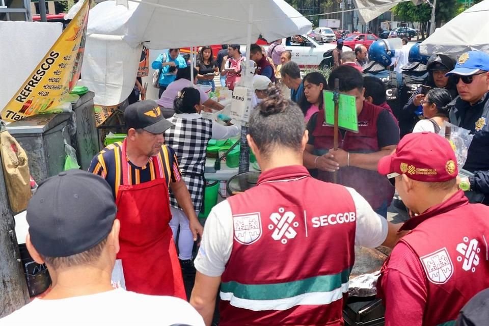 En el área hubo tensión y jaloneos entre comerciantes que rechazaban el retiro de puestos.