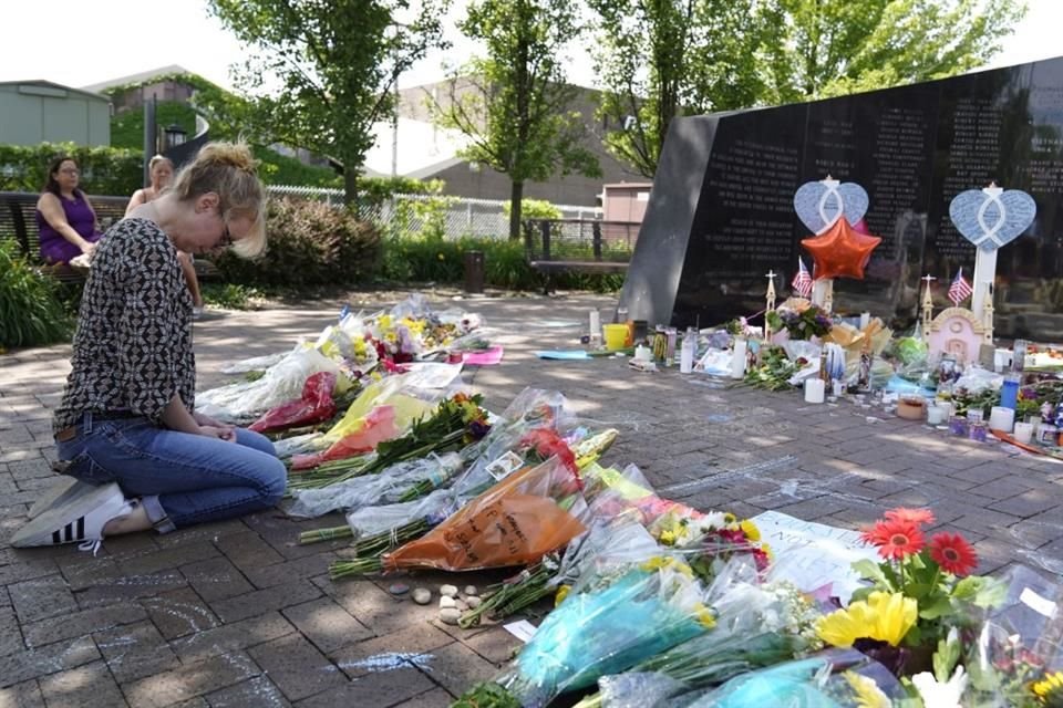 Un visitante reza en un memorial a las víctimas de un tiroteo en Illinois, el 7 de julio del 2022.