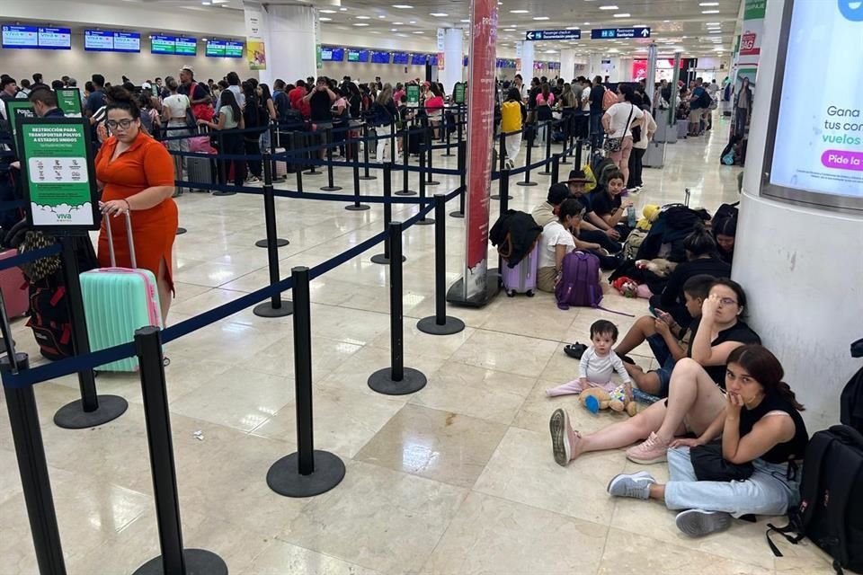 Ante la llegada de 'Beryl',  turistas se han quedado por horas en el Aeropuerto de Cancún.