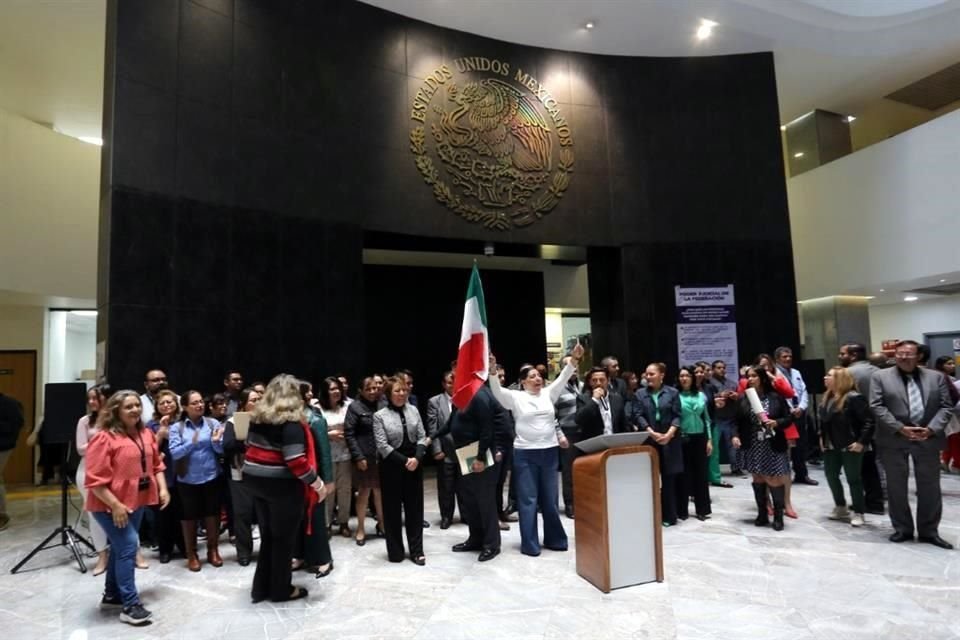 Manifestación en el interior del edificio Prisma del Poder Judicial de la Federación (PJF), sede de los juzgados de Amparo y de Ejecución de Sentencia.