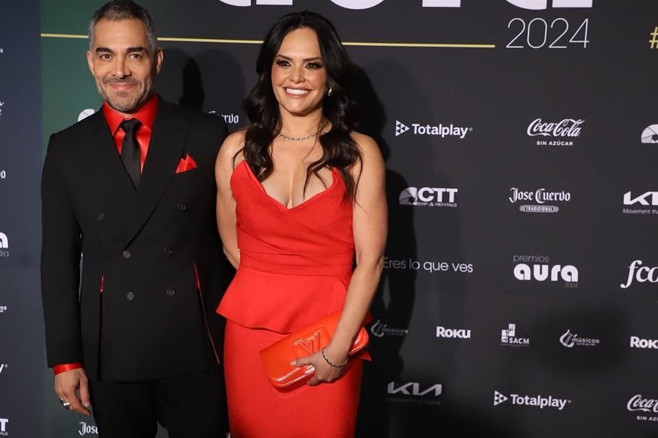 Omar Chaparro y Lucia Ruiz en los Premios Aura que reconocen a las series de habla hispana en plataformas de streaming, en las instalaciones del Frontón México.