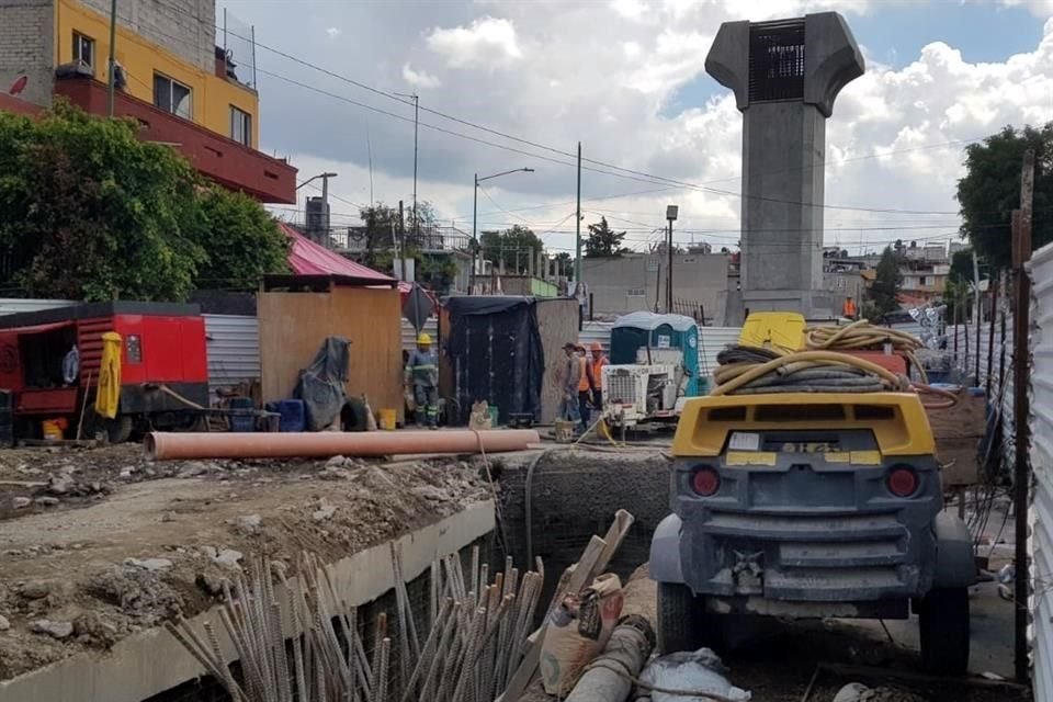 Sobre las calles Presa Tacubaya y San Miguel Arcángel, fueron colocadas tres columnas y faltan cuatro.