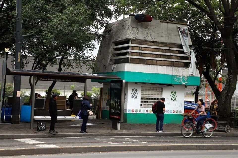 Módulo de policía olvidado en Eje 7A Sur Emiliano Zapata, esquina con Avenida México-Coyoacán, colonia Santa Cruz Atoyac.