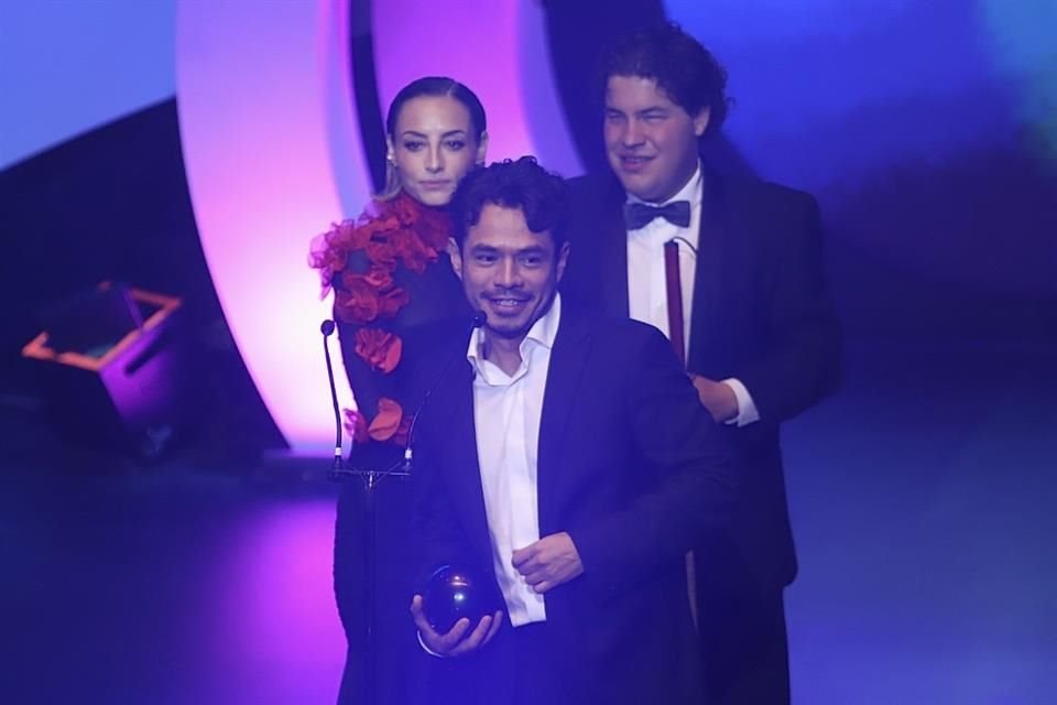Memo Villegas, ganador de Mejor Serie de Comedia, durante la entrega de los Premios AURA 2024, que reconocen a las series de habla hispana en plataformas de streaming.