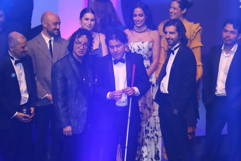 Kike Vázquez y Alexis Arroyo de Ojitos de Huevo, gana la Serie con Mayor Impacto, durante la entrega de los Premios AURA 2024, que reconocen a las series de habla hispana en plataformas de streaming.