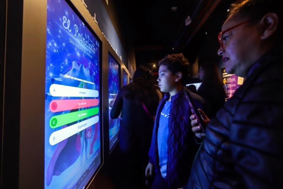 La experiencia tiene también trivias y preguntas sobre qué tanto sabes sobre el libro.