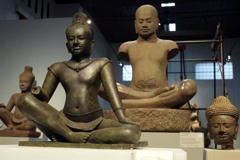 El Museo Metropolitano de Arte de Nueva York restituyó 14 esculturas de arte jemer a Camboya.