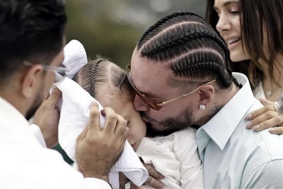 J Balvin en el bautizo de su hijo Río.