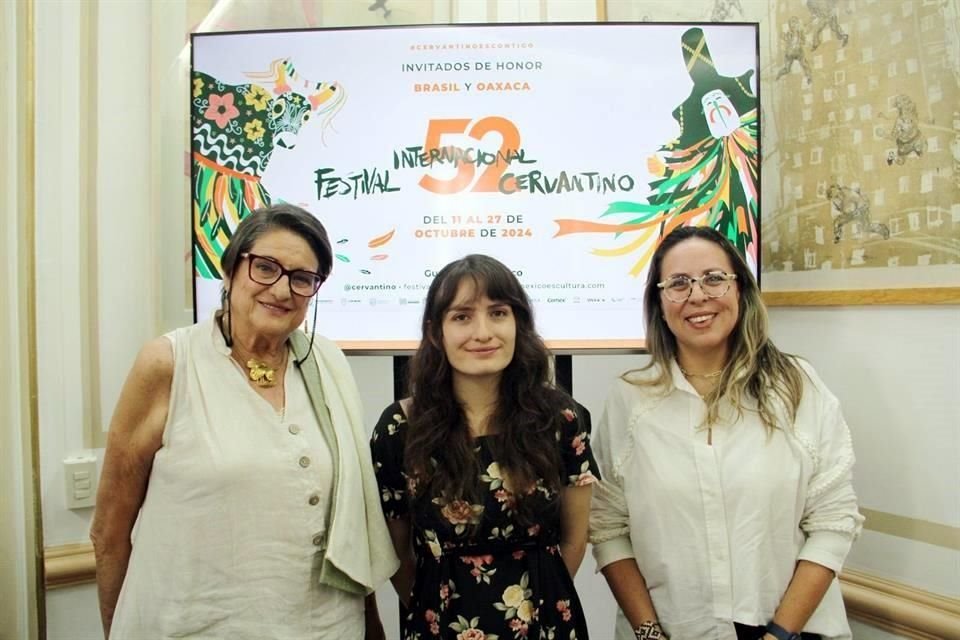 Adriana Camarena de Obeso, directora del Instituto Estatal de Cultura; Jazmín Bedolla García, diseñadora de la identidad del FIC, y Mariana Aymerich, directora del Festival, durante la presentación.