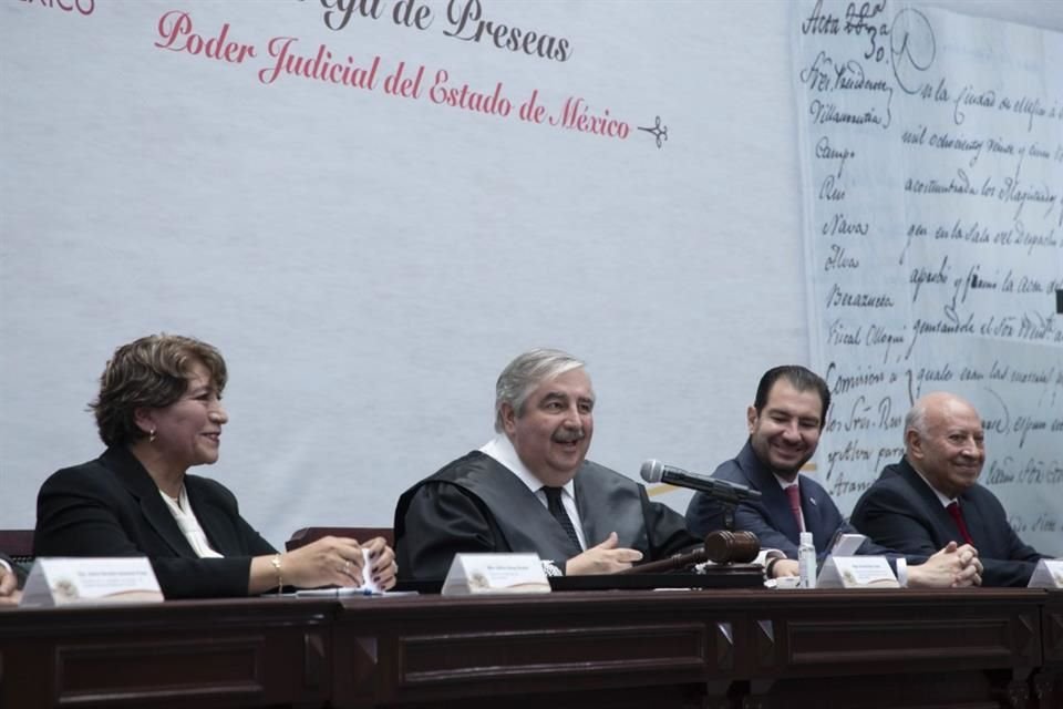 Entregan Presea PJEdomex a personas de justicia y derecho