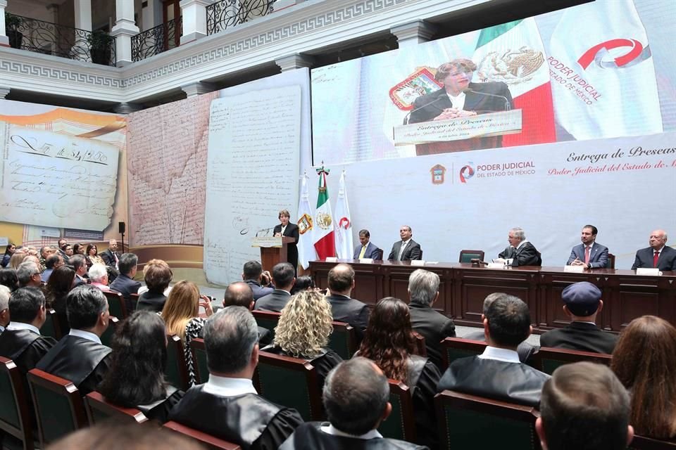 Entregan Presea PJEdomex a personas de justicia y derecho