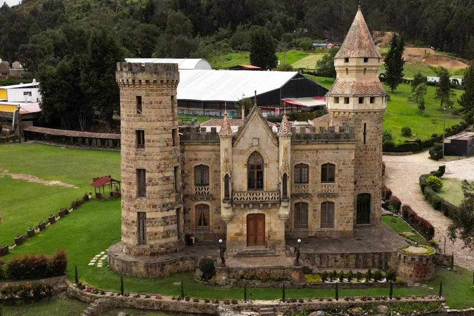 Vista aérea de un castillo incautado por autoridades colombianas, pertenecientes al narco.