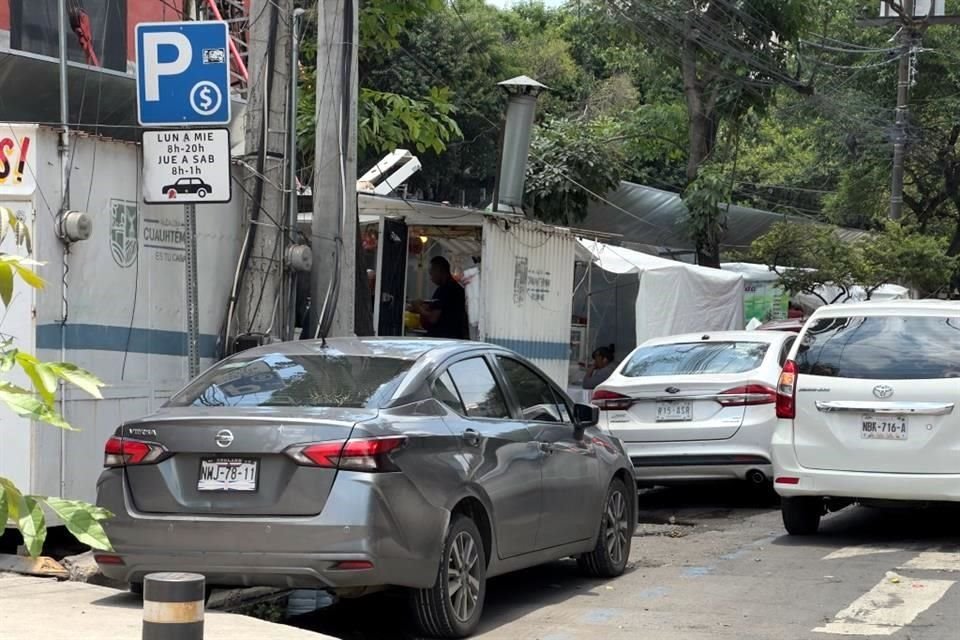 Los vehículos de personal de la Fiscalía son estacionados en Calle Valladolid.