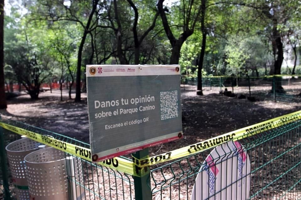 En el parque hay lonas con protestas para que se abra nuevamente.