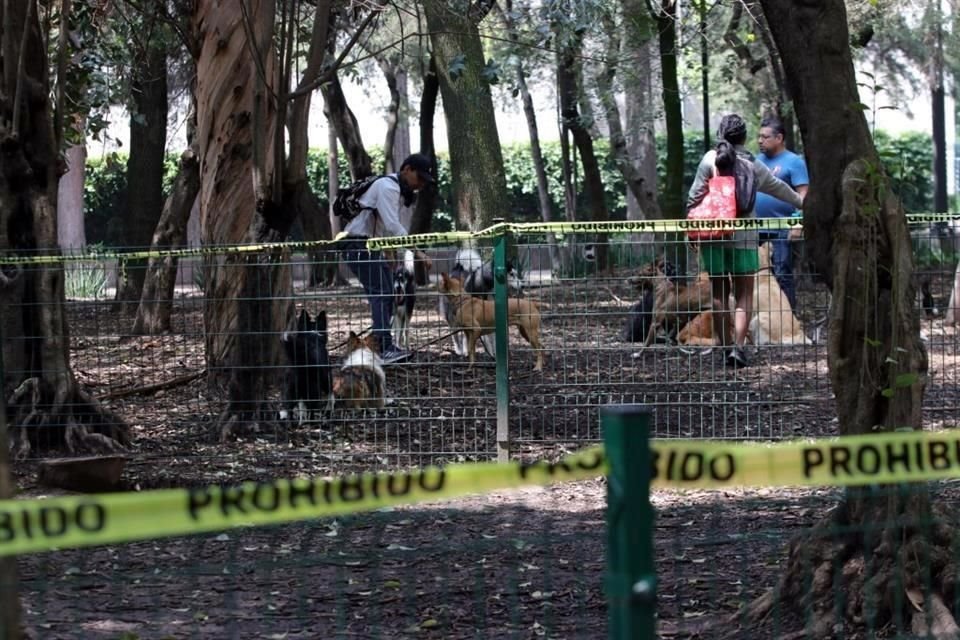 El jardín Gandhi que fue cerrado al publico con cintas amarillas; mantas explican que se debe a un juicio.