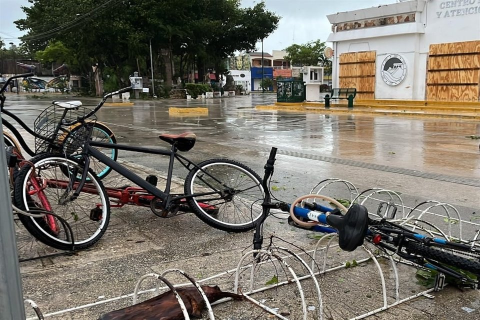 'Beryl' se degradó de categoría 3 a categoría 2 a 45 kilómetros de Cozumel, informó a las 03:00 horas (tempo del centro de México) el SMN.