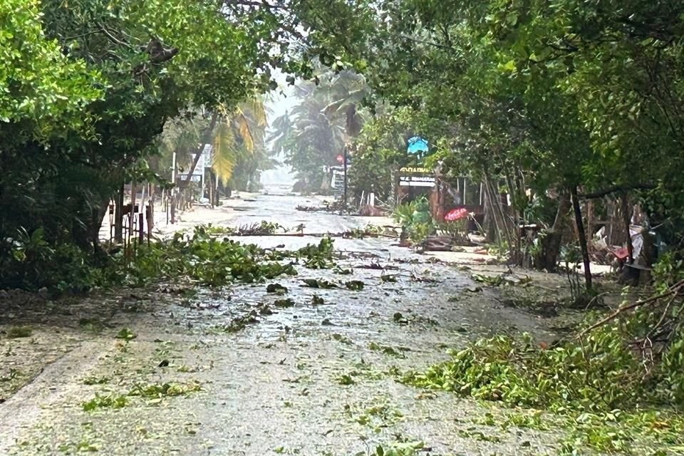 El ojo del huracán se localiza en las costas de QR esta mañana.