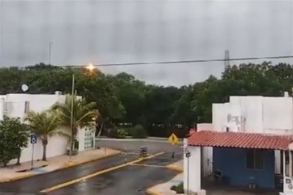 Usuarios en redes han compartido imágenes de los cielos grises que alertan de lluvias intensas cerca de Mérida.