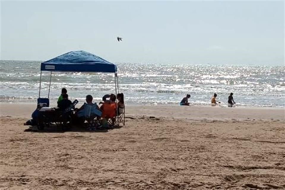 Grupos de turistas llegaron a la playa esta mañana.