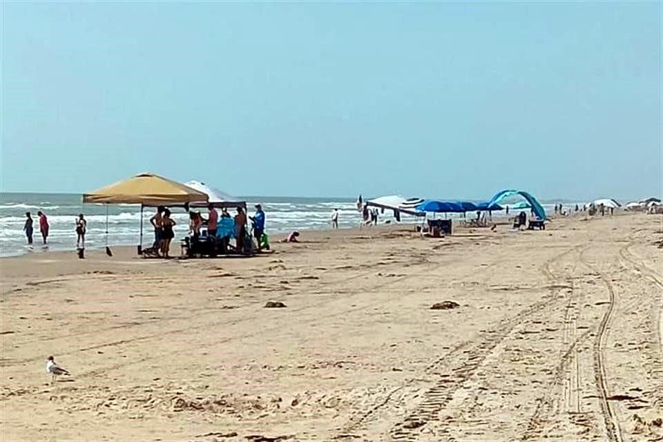 Un día después del ataque de un tiburón a cuatro personas en la Isla del Padre, los accesos a la playa permanecen abiertos.