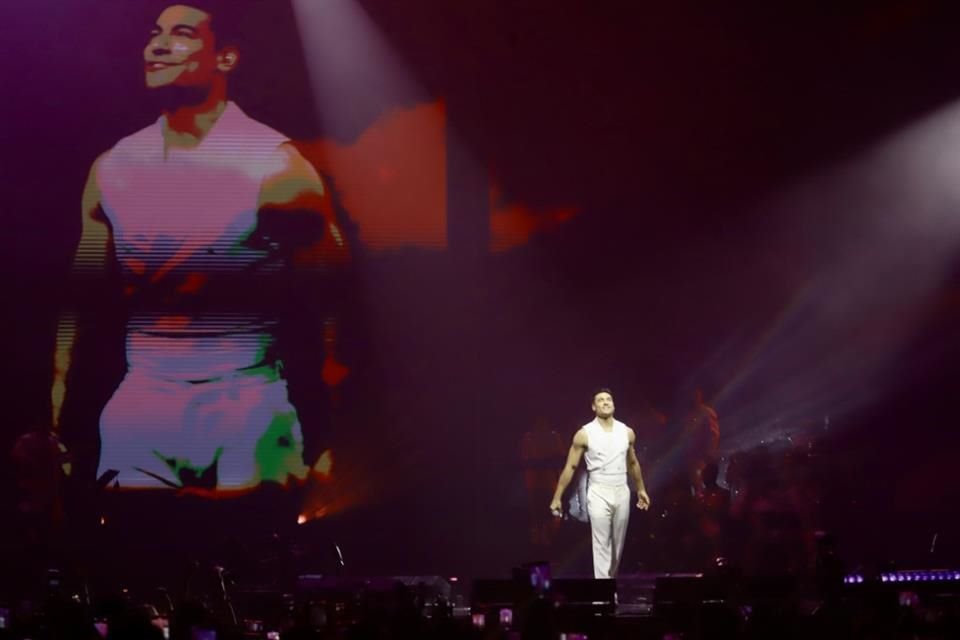 Enfundado en impecable traje blanco, el intérprete, de 38 años, causó furor entre los presentes.