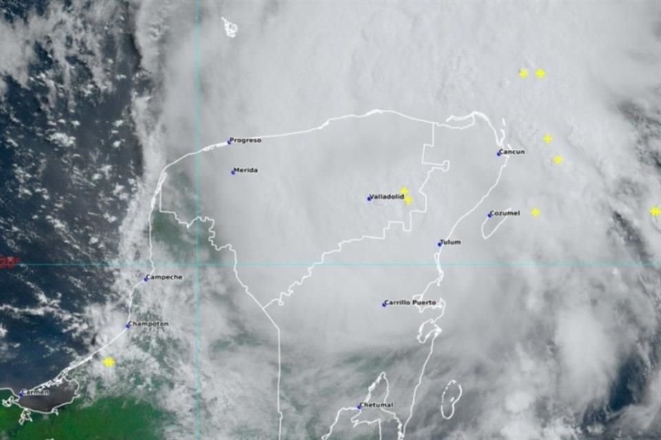 A las 9:49 horas, 'Beryl' se localizó a 11 km al oeste de la ciudad de Valladolid, Yucatán.