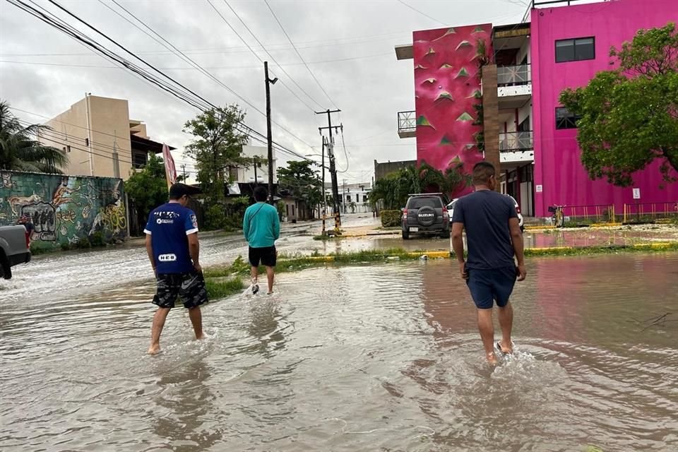 Algunos pobladores salieron por la mañana mientras 'Beryl' se dirigía a Yucatán.