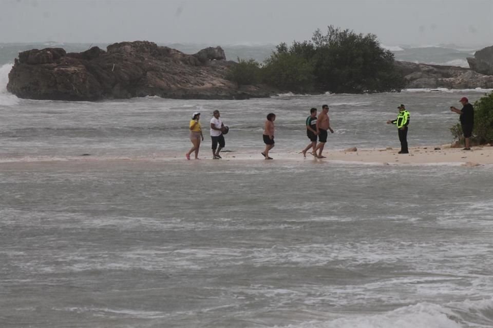 AMLO pidió a la gente en Quintana Roo no salir todavía a las calles, aún cuando el huracán se enfilaba a Yucatán.