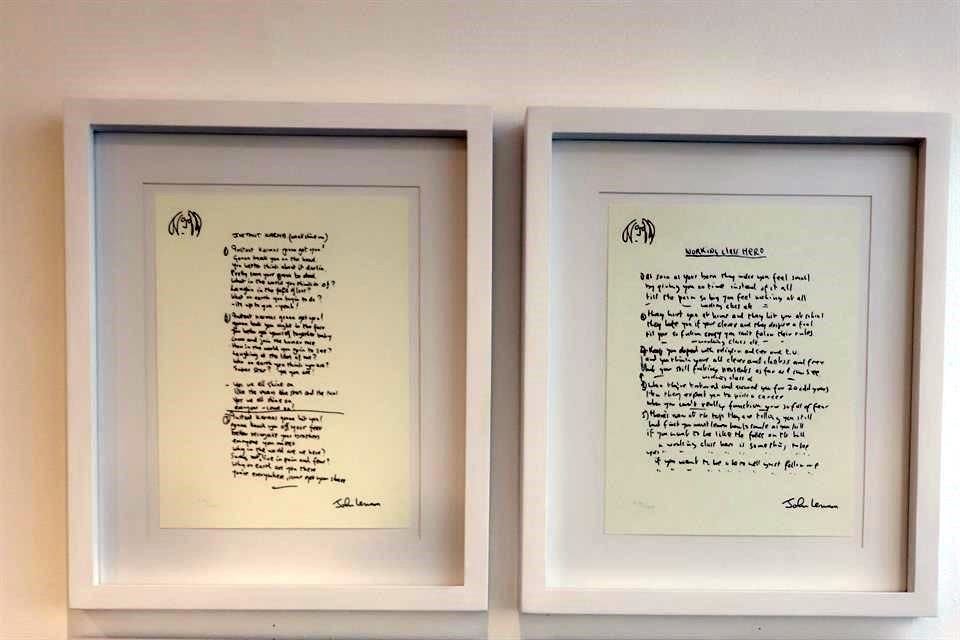 Para los fanáticos de la música de Lennon, la muestra también exhibe reproducciones de las letras manuscritas de canciones emblemáticas.