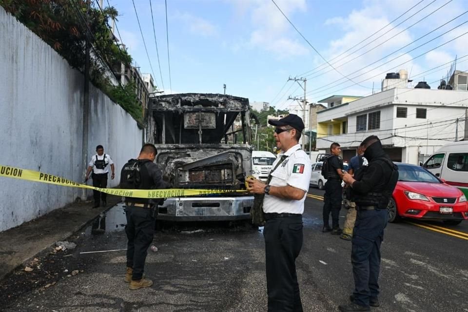 Un grupo de hombres armados interceptaron e incendiaron un autobús en Calzada Pie de la Cuesta en Acapulco, luego de bajar a los pasajeros.