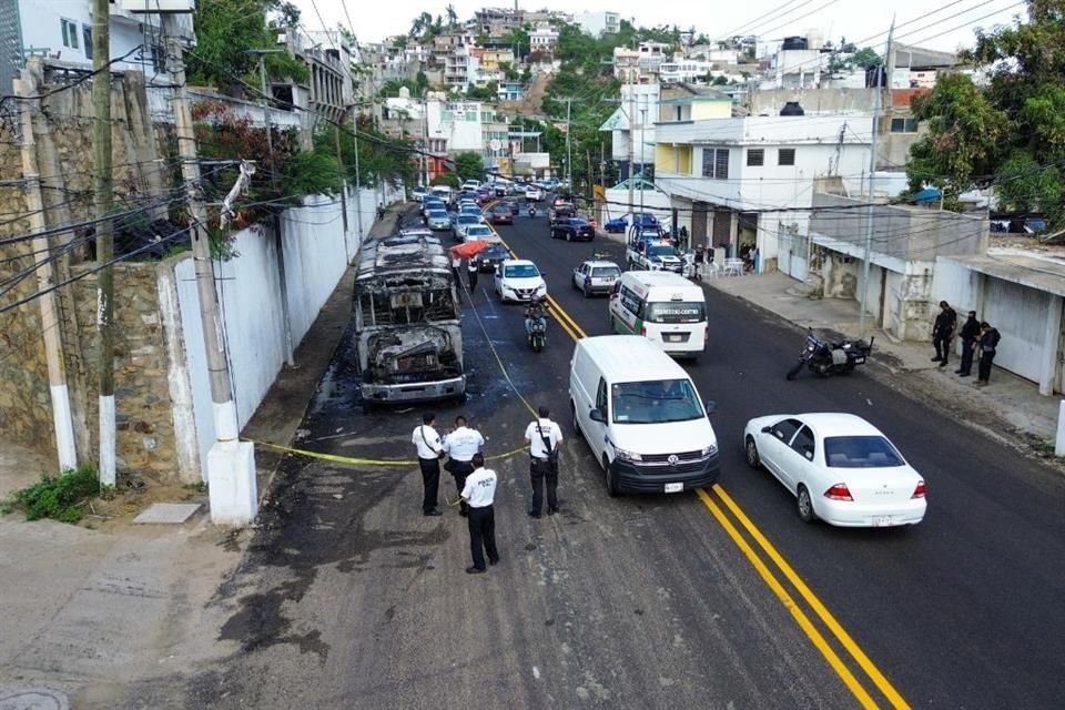 Un grupo armado intercepto e incendió un autobús, en Acapulco