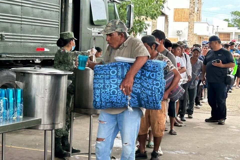 La Secretaría de la Defensa Nacional (Sedena) instaló una cocina comunitaria para los habitantes de Tulum, tras el paso del 'Beryl'.