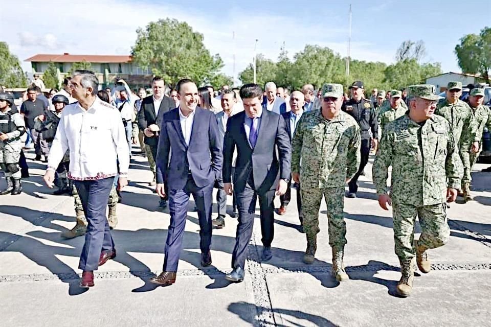 Los Gobernadores de Tamaulipas, Coahuila y Nuevo León se reunieron con los comandantes de la 11 Región Militar y de la Cuarta Región Militar (izq. a der.) en Saltillo.