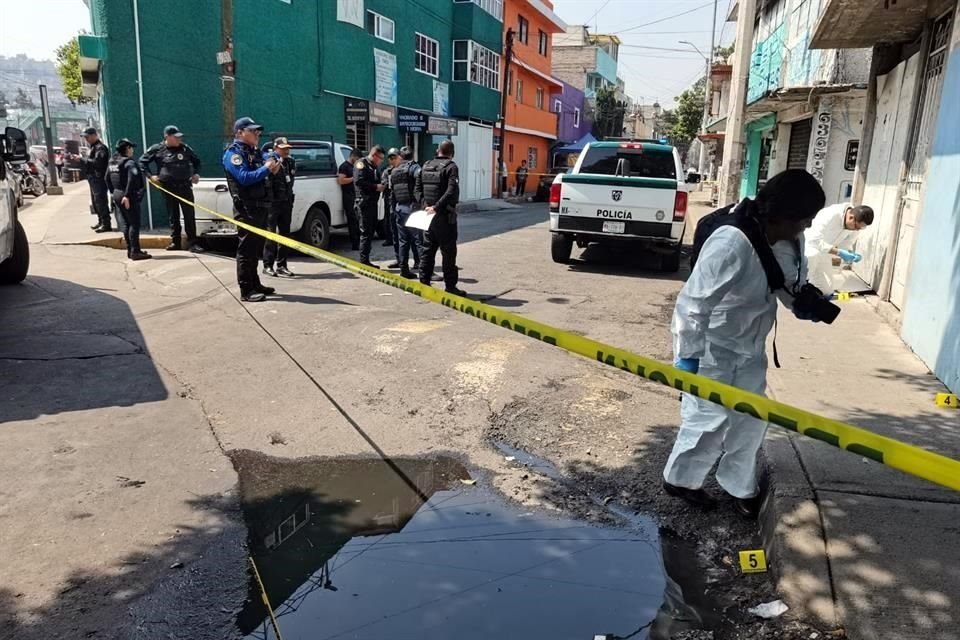 Elementos de la Secretaría de Seguridad Ciudadana, se aproximaron al lugar y encontraron a dos hombres malheridos, posteriormente, uno perdió la vida.