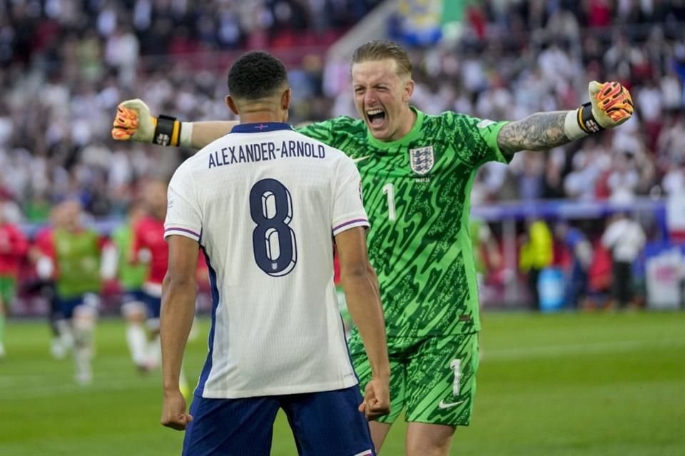 Jordan Pickford celebra con Trent Alexander-Arnold.